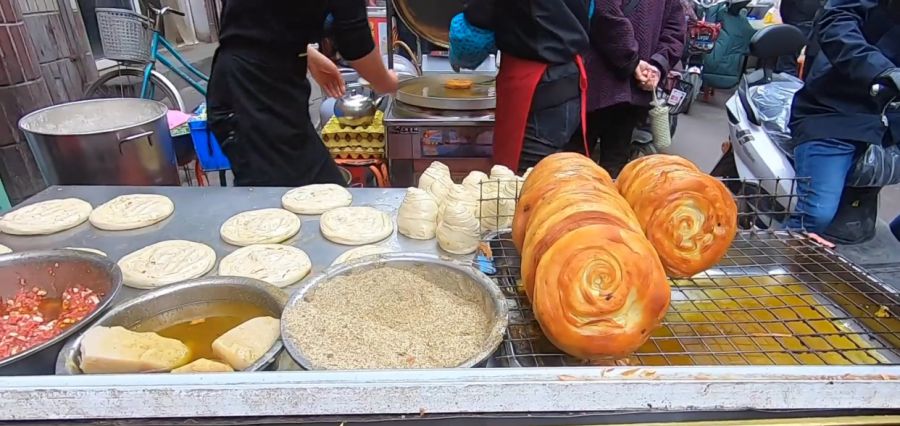 甘肃做什么小生意好做（大哥靠卖油饼日入上千）